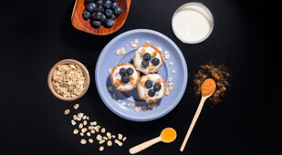 Canastas de avena Quaker® con yogurt de moras azules